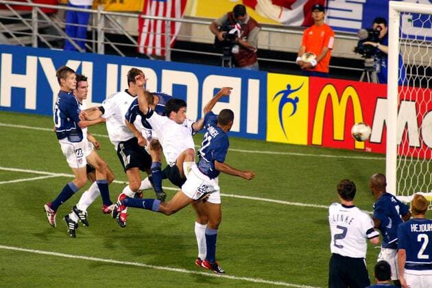 Strafraumszene mit dem glücklicheren Ende für Deutschland - Michael Ballack (Mitte) trifft zum 1:0 Fußball WM Herren Weltmeisterschaft 2002, Länderspiel, Viertelfinale, Nationalmannschaft, Nationalteam, Nationaltrikot Gruppe Ulsan Dynamik,  