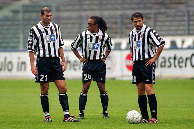 Freistoß Juve, v.li.:Zinedine Zidane, Edgar Davids und Alessandro Del Piero stehen bereit Fußball Herren Serie A 1999 2000, 1. Italienische Liga, Juventus Turin, Gruppe Turin
