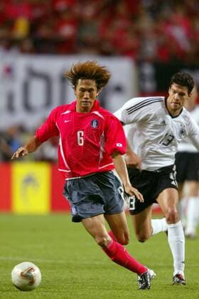 Yoo Sang Chul (Südkorea, li.) am Ball, dahinter Ballack (Deutschland) Fußball WM Herren Weltmeisterschaft 2002, Länderspiel, Halbfinale, Nationalmannschaft, Nationalteam, Nationaltrikot Gruppe Seoul Dynamik,