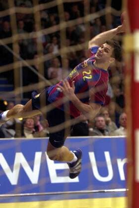 Dragan Skrbic (Barca) - Sprungwurf Handball EC 3 Herren EHF-Cup 2002 2003, Pokal, Europapokal, Europacup, Rückspiel, Achtelfinale, Vdig Einzelbild Essen Dynamik,