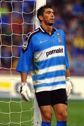 Torwart Gianluigi Buffon (Parma) lehnt sich an dem Pfosten Fußball Herren Serie A 1999 2000, 1. Italienische Liga, AC Parma, Einzelbild Parma