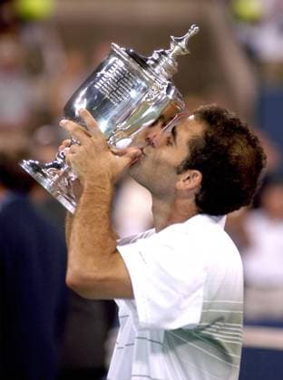 Pete Sampras (USA) küsst den Pokal Tennis Herren US Open 2002, Grand Slam, ATP-Tour, Hartplatz, Hardcourt, Hartplatztennis, Hartplatzturnier Einzelbild Flushing Meadow, Meadows New York Glück, Freude,