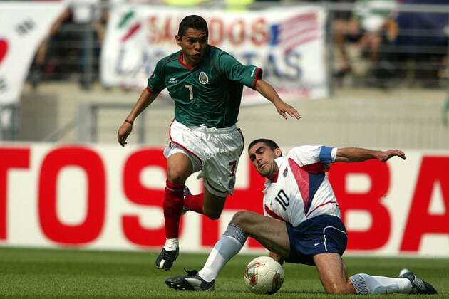 Ramon Morales (li., Mexiko) gegen Claudio Reyna (USA) Fußball WM Herren Weltmeisterschaft 2002, Länderspiel, Achtelfinale, Nationalmannschaft, Nationalteam, Nationaltrikot, Gruppe WorldCupStadium Jeonju Dynamik,