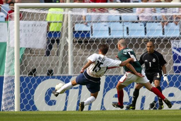 Josh Wolff (li., USA) zieht gegen Gerardo Torrado (Mexiko) ab Fußball WM Herren Weltmeisterschaft 2002, Länderspiel, Achtelfinale, Nationalmannschaft, Nationalteam, Nationaltrikot, Gruppe WorldCupStadium Jeonju Dynamik,