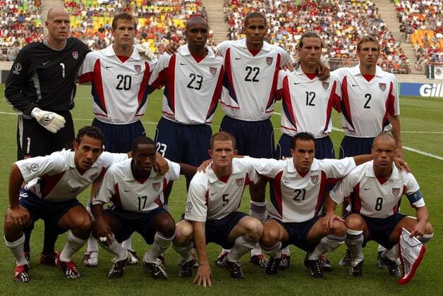 Mannschaftsbild USA hinten v.li.: Torwart Brad Friedel, Brian McBride, Eddie Pope, Anthony Sanneh, Jeff Agoos, Frankie Hejduk; vorn: Pablo Mastroeni, DaMarcus Beasley, John O Brien, Landon Donovan, Earnie Stewart Fußball WM Herren Weltmeisterschaft 2002, Länderspiel, Achtelfinale, Nationalmannschaft, Nationalteam, Nationaltrikot, Totale Earny, Ernie Jeonju