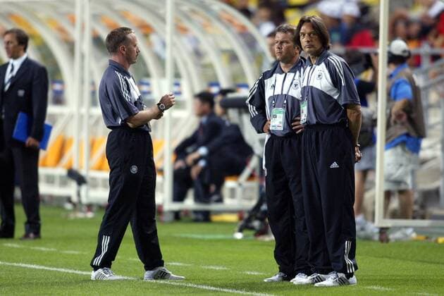 DFB-Zeugwart Thomas Mai (li.), Mannschaftsarzt Dr. Hans-Wilhelm Müller-Wohlfahrt (re.) und Masseur Christian Müller (alle Deutschland) an der Seitenlinie im Gespräch Fußball WM Herren Weltmeisterschaft 2002, Länderspiel, Viertelfinale, Nationalmannschaft, Nationalteam, Nationaltrikot Gruppe Munsu-Stadion Ulsan
