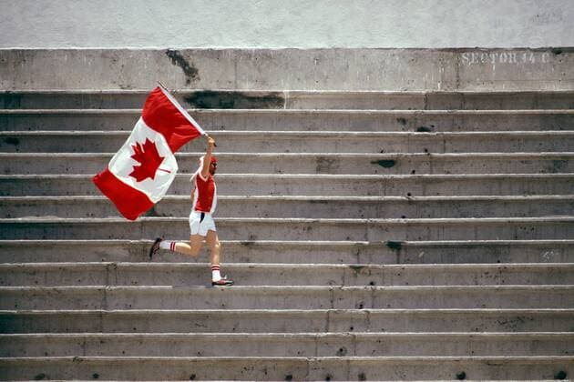 Einsamer kanadischer Fan mit der wehenden Nationalfahne Fußball WM Herren Weltmeisterschaft 1986, Länderspiel, Gruppe C, Nationalmannschaft, Nationalteam, Einzelbild Mexico-City Leere,