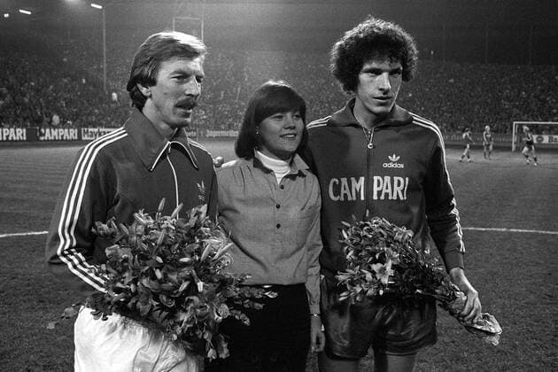 Jürgen Grabowski (li., Frankfurt) und Klaus Toppmöller (Lautern) werden vor dem Spiel geehrt Fußball 1. BL Herren Saison 1978 1979, 1. FC Kaiserslautern - Eintracht Frankfurt 2:1 Gruppe Kaiserslautern