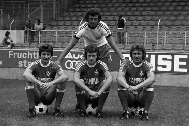 Trainer Erich Ribbeck (hinten) mit seinen Neuzugängen Herbert Scheller (li.), Jürgen Groh (Mitte) und Manfred Ritschel (alle Lautern) Fußball 1. BL Herren Saison 1976 1977, 1. FC Kaiserslautern, Vorstellung, Präsentation, Pressetermin, Gruppe Kaiserslautern