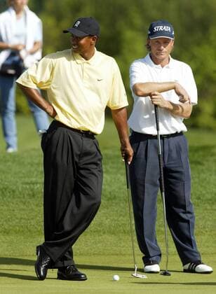 Bernhard Langer (Deutschland, re.) und Eldrick Tiger Woods (USA) Golf Herren Deutsche Bank SAP Open 2002, TPC of Europe, Golfen, Profigolf, Golfprofi, Golfprofis, Profi, Profis Gruppe St. Leon Rot Heidelberg