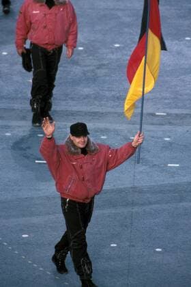 Bobpilot Wolfgang Hoppe (Deutschland) trägt die Nationalfahne während der Eröffnungszeremonie der olympischen Spiele Bobsport OS Winter Herren Olympische Winterspiele 1992, Olympia, Olympiade, Eröffnungsfeier, Eröffnung, Feier Einzelbild Albertville