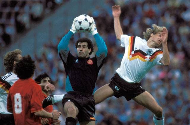 Torwart Andoni Zubizarreta (Spanien) sichert den Ball vor Jürgen Klinsmann (BR Deutschland) Fußball EM Herren Europameisterschaft 1988, Nationalmannschaft, Nationalteam, Gruppe 1, Gruppenspiel, Nationaltrikot Gruppe München, Länderspiel Dynamik,