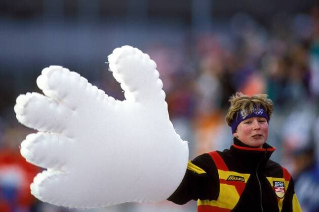 Claudia Pechstein (Deutschland) mit einem riesigen Handschuh Eisschnellauf OS Winter Damen Olympische Winterspiele 1992, Olympia, Olympiade, Spiele, Eisschnellaufen, Eisschnelllaufen Einzelbild Albertville