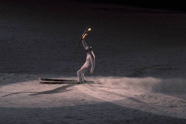 Eröffnungszeremonie - Skispringer Stein Gruben (Norwegen) nach seinem spektakulären Sprung mit der olympischen Fackel Skispringen OS Winter Herren Olympische Winterspiele 1994, Olympia, Olympiade, Spiele, Eröffnungsfeier, Eröffnung, Feier Totale Lillehammer Dynamik,