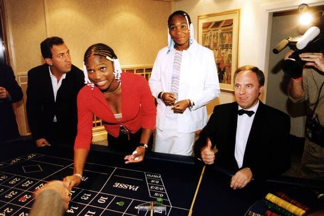 Serena (li.) und Venus Williams (USA) beim Roulette auf der Players Party Tennis Damen Compaq Grand Slam Cup 1999, WTA-Tour, Gruppe München