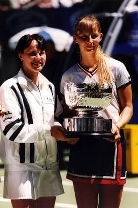 Martina Hingis (li., Schweiz) und Mirjana Lucic (Kroatien) mit Trophäe Tennis Damen Australian Open 1998, WTA-Tour, Hartplatz, Hardcourt, Hartplatztennis, Hartplatzturnier Gruppe Flinders Park Melbourne