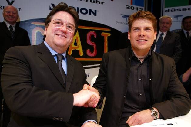 Neuzugang Jan Ullrich (re.) und Teameigner Günter Dahms (beide Team Coast Deutschland) Radsport Herren Straßenradsport 2003, Straße, Rad, Pressekonferenz, PK, Pressetermin Gruppe Essen