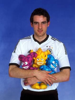 Christoph Metzelder (Deutschland) mit den Maskottchen der Weltmeisterschaft 2002, v.li.: Kaz, Ato und Nik Fußball WM Herren Shooting 2002, Fotoshooting, Fototermin, Nationalmannschaft, Nationalteam Einzelbild München