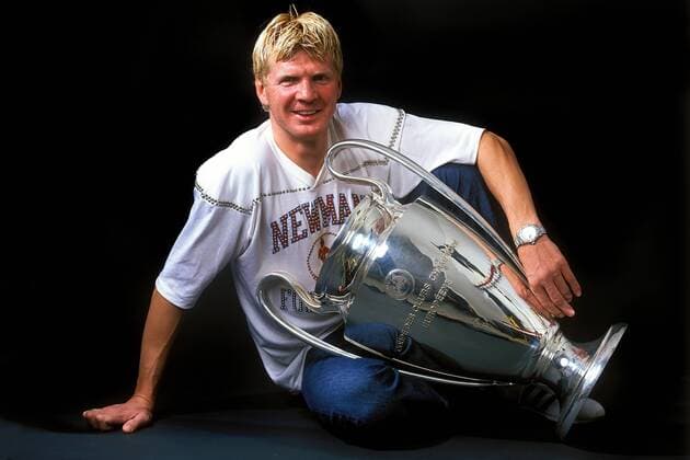Fußball, FC Bayern München, Champions League Sieger 2001 Stefan Effenberg (Bayern) mit dem Champions League-Pokal Fußball EC 1 Herren Champions League 2000 2001, FC Bayern München, Shooting, Fotoshooting, Fototermin Einzelbild München