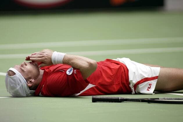 Rainer Schüttler (Deutschland) am Boden Tennis Herren Australian Open 2003, ATP-Tour, Grand Slam, Hartplatz, Hardcourt, Hartplatztennis, Hartplatzturnier Einzelbild Flinderspark Melbourne Enttäuschung,