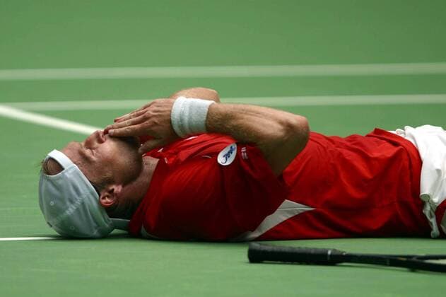 Rainer Schüttler (Deutschland) jubelt erschöpft am Boden Tennis Herren Australian Open 2003, Grand Slam, ATP-Tour, Hartplatz, Hardcourt, Hartplatztennis, Hartplatzturnier Einzelbild Melbourne Glück Freude, Erschöpfung,