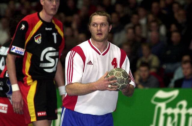 Eduard Kokcharov (Rußland) - Siebenmeter Handball Länderspiel Herren Länderspiel 2003, Test, Testspiel, Nationalmannschaft, Nationalteam, Russland Einzelbild Dortmund