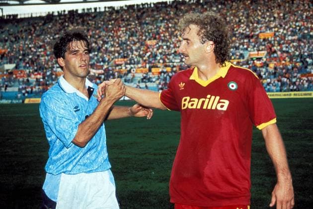 Karl-Heinz Riedle (li., Lazio) und Rudi Völler (Roma) - shakehands nach dem Stadtderby Fußball Herren Serie A 1991 1992, 1. Italienische Liga, AS Rom - Lazio Rom 1:1, Derby, Ortsderby, Lokalderby, Gruppe Rom