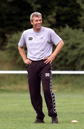 Trainer Dietmar Demuth (St. Pauli) gut gelaunt Fußball 2. BL Herren Saisonvorbereitung 2002 2003, FC St. Pauli, Trainingslager, Training, Vdig Einzelbild Loipersdorf Freude,