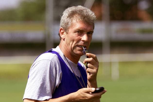 Trainer Dietmar Demuth (St. Pauli) - Drill mit Pfeife und Stoppuhr Fußball 2. BL Herren Saisonvorbereitung 2002 2003, FC St. Pauli, Trainingslager, Training, Vdig Porträt Loipersdorf
