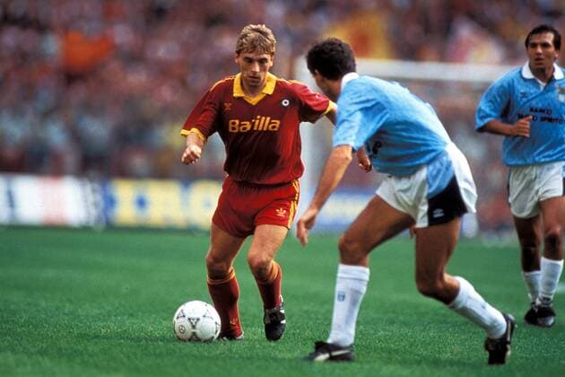 Thomas Häßler (Roma) am Ball im Derby gegen einen Laziospieler Fußball Herren Serie A 1991 1992, 1. Italienische Liga, AS Rom - Lazio Rom 1:1, Lokalderby, Stadtderby, Ortsderby Gruppe Rom Dynamik,