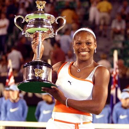 Serena Williams (USA) präsentiert ihren Pokal Tennis Damen Australian Open 2003, Grand Slam, WTA-Tour, Endspiel, Finale, Hartplatz, Hardcourt, Hartplatztennis, Einzelbild Melbourne Freude,
