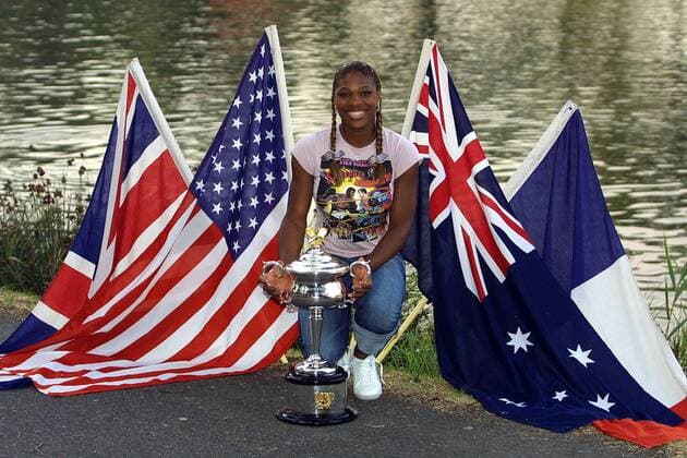 Serena Williams (USA) präsentiert stolz ihren Siegerpokal am Fluß Yarra - 4 Grand Slam Siege werden durch vier Nationalflaggen repräsentiert Tennis Damen Australian Open 2003, Grand Slam, WTA-Tour, Endspiel, Finale, Einzelbild Melbourne Freude,