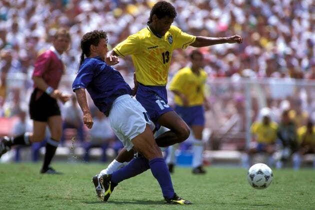 Roberto Baggio (vorn, Italien) gegen Aldair (Brasilien) Fußball WM Herren Weltmeisterschaft 1994, Länderspiel, Finale, Endspiel, Nationalmannschaft, Nationalteam Gruppe Pasadena, Los Angeles Dynamik,