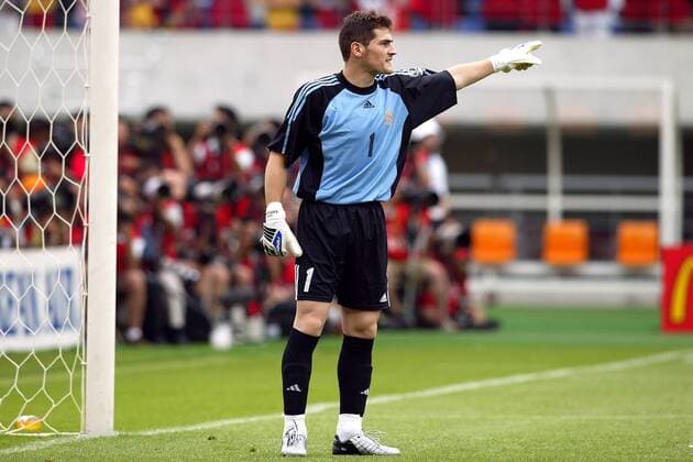 Torwart Iker Casillas (Spanien) gibt Anweisungen Fußball WM Herren Weltmeisterschaft 2002, Länderspiel, Viertelfinale, Nationalmannschaft, Nationalteam, Nationaltríkot Einzelbild Gwangju