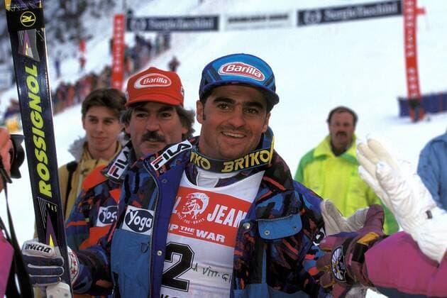 Sieger Alberto Tomba (Italien, Mitte) lässt sich von seinen Anhängern feiern Alpiner Skilauf Herren Weltcup 1994 1995, Welt-Cup, Worldcup, World, WC, Skisport, Ski Alpin, Riesenslalom Gruppe Kranjska Gora Freude,