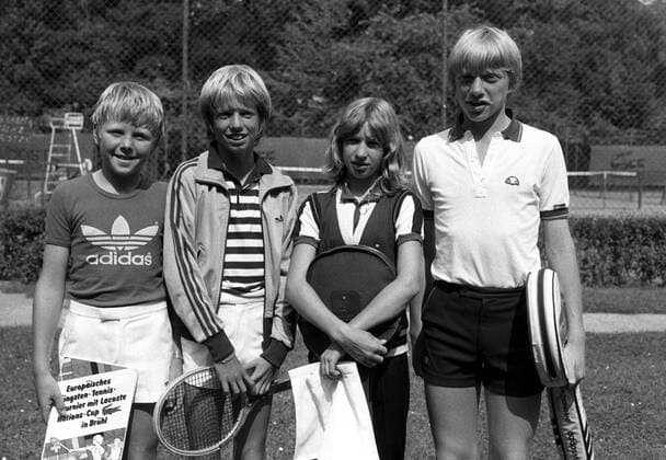 Sieger im Nationscup des Jüngstenturniers 1980, v.l.n.r.: Rüdiger Haas, Ulrich Kraft, Steffi Graf und Boris Becker (alle Deutschland) - Tennis 3. Europäisches Jüngstenturnier 1980, Jugendturnier, Jugendtennis, Nachwuchstennis Gruppe Brühl, Kind, Kinder, Kindertennis, Kindersport
