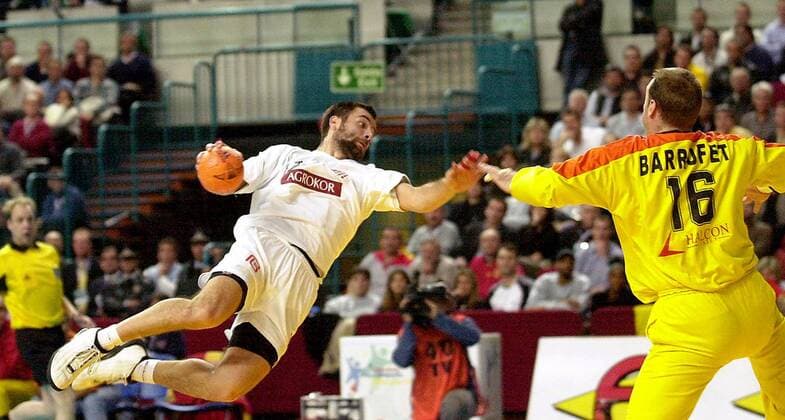 Ivano Balic (li., Kroatien) - Torwurf gegen Torwart Barrufet (Spanien) Handball WM Herren Weltmeisterschaft 2003, Länderspiel, Spanien - Kroatien 37:39 n.V., Halbfinale, Nationalmannschaft Gruppe Lissabon Dynamik,