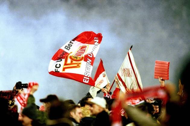Ausgelassene Union-Anhänger schwingen im Qualm auf dem Spielfeld die Unionfahnen nach dem Finaleinzug Fußball Herren DFB-Pokal 2000 2001, Regionalliga Nord, 3. Liga, Pokalspiel, 1. FC Union Berlin Totale Stadion an der Wuhlheide Berlin