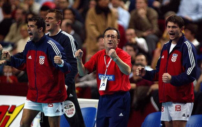 Trainer Lino Cervar (Kroatien, Mitte) - Torjubel Handball WM Herren Weltmeisterschaft 2003, Länderspiel, Halbfinale, Nationalmannschaft, Nationalteam, Gruppe Lissabon Begeisterung, Freude,
