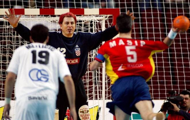 Torwart Vlado Sola (Kroatien) gegen Masip (Spanien) Handball WM Herren Weltmeisterschaft 2003, Länderspiel, Halbfinale, Nationalmannschaft, Nationalteam, Nationaltrikot, Gruppe Lissabon Dynamik,