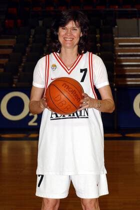 Ulrike Nasse-Meyfarth (ehemalige Weltklasse-Hochspringerin, Deutschland) mit Ball Basketball Damen Prominentenbasketball 2003, Prominente, Prominentenspiel Prominentenauswahl Einzelbild Köln