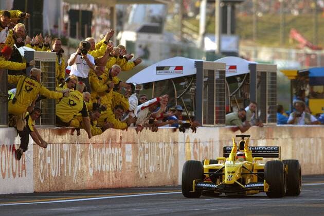 Takuma Sato (Japan Jordan-Honda) - Zieleinfahrt, die Boxencrew bejubelt seinen 5. Platz Motorsport Grand Prix Herren Großer Preis von Japan 2002, Formel 1 Weltmeisterschaft, F1, F, GP, WM, Vdig Totale International Racing Course Suzuka Begeisterung, Freude,