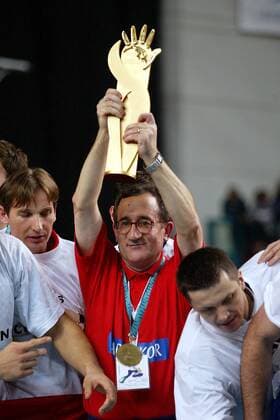 Trainer Lino Cervar (Kroatien) präsentiert stolz den Pokal der Weltmeisterschaft 2003 in Lissabon Handball WM Herren Weltmeisterschaft 2003, Länderspiel, Finale, Endspiel, Nationalmannschaft, Nationalteam Einzelbild Lissabon Freude,  