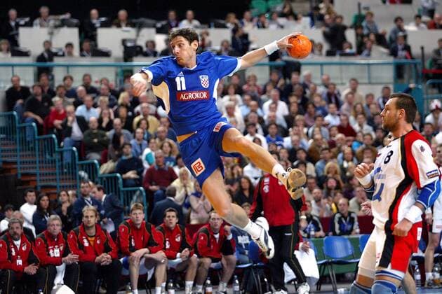 Mirza Dzomba (Kroatien) - Sprungwurf; re.: Schwarzer (Deutschland) Handball WM Herren Weltmeisterschaft 2003, Länderspiel, Kroatien - Deutschland 34:31, Finale, Endspiel, Nationalteam Gruppe Lissabon Dynamik,  
