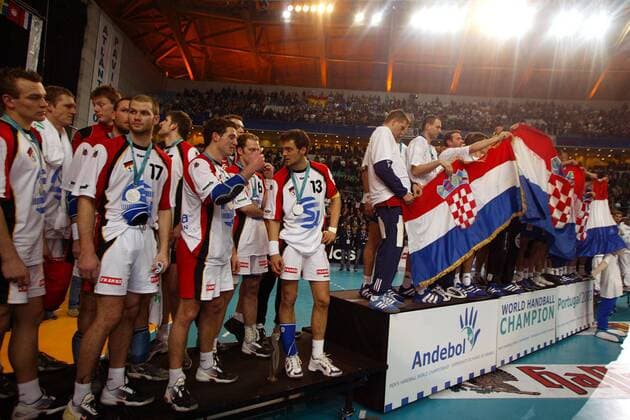 Siegerehrung: Weltmeister Kroatien (re.) jubelt, Vizeweltmeister Deutschland enttäuscht Handball WM Herren Weltmeisterschaft 2003, Finale, Endspiel, Länderspiel, Kroatien - Deutschland 34:31, Nationalteam Totale Lissabon