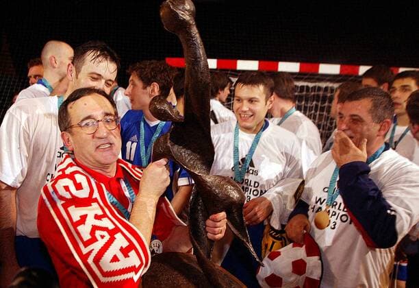 Nationaltrainer Lino Cervar (Kroatien) mit der Weltmeisterschaftstrophäe Handball WM Herren Weltmeisterschaft 2003, Finale, Endspiel, Länderspiel, Nationalteam, Nationalmannschaft Gruppe Lissabon