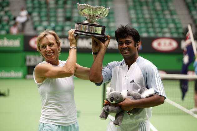 Leander Paes (Indien) und Martina Navratilova (USA) präsentieren stolz ihren Pokal Tennis Australian Open 2003, Grand Slam, Hartplatz, Hardcourt, Hartplatztennis, Hartplatzturnier, WTA-Tour, Gruppe Melbourne Freude,