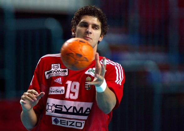 Laszlo Nagy (Ungarn) am Ball Handball WM Herren Weltmeisterschaft 2003, Spiel um Platz 5, Länderspiel, Einzelbild Lissabon