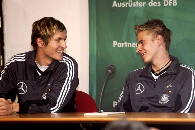 Benjamin Lauth (li.) und Tobias Rau (beide Deutschland), die Nationalmannschafts-Debütanten gut gelaunt auf der Pressekonferenz Fußball Herren Nationalmannschaft 2003, Pressekonferenz, PK, Pressetermin, Nationalteam, Vdig Gruppe Palma de Mallorca