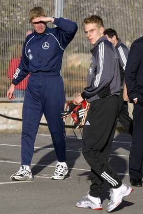 Torwart Oliver Kahn (li.) nimmt Tobias Rau (beide Deutschland) ins Visier Fußball Herren Nationalmannschaftstraining 2003, Nationalmannschaft, Nationalteam, Training, Vdig Gruppe Palma de Mallorca